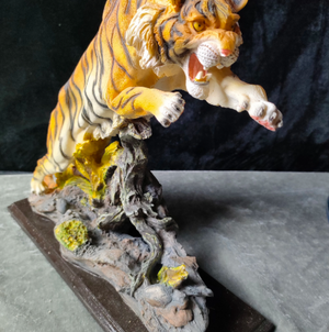 TIGER FIGURINE SURPRISE ATTACK Tiger-Universe
