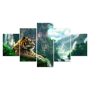 TIGER PAINTING IN LUSH JUNGLE Tiger-Universe