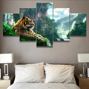 TIGER PAINTING IN LUSH JUNGLE Tiger-Universe