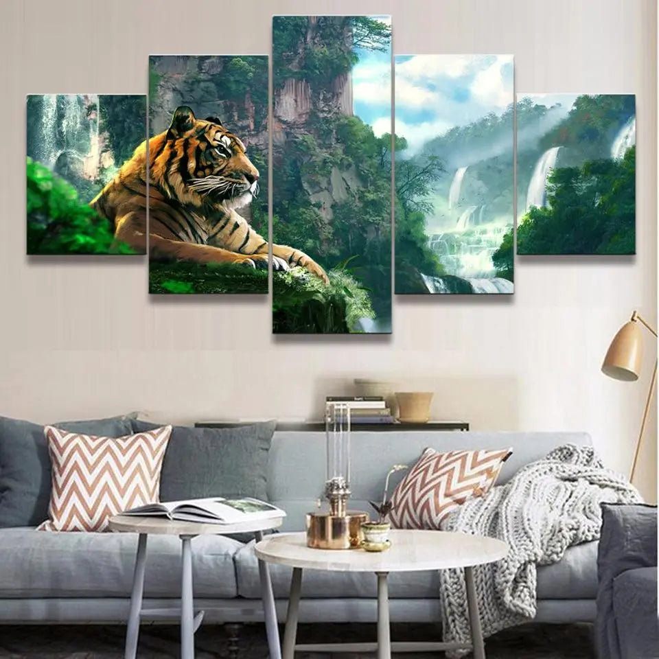 TIGER PAINTING IN LUSH JUNGLE Tiger-Universe